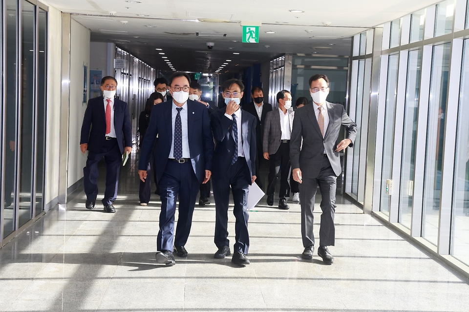 김현준 보건복지부 글로벌백신허브화추진단장이 26일 인천 송도 연세대학교 국제캠퍼스에서 열린 ‘아태지역 대상 백신 생산공정 교육’ 입교식에 참석하기 위해 이동하고 있다.