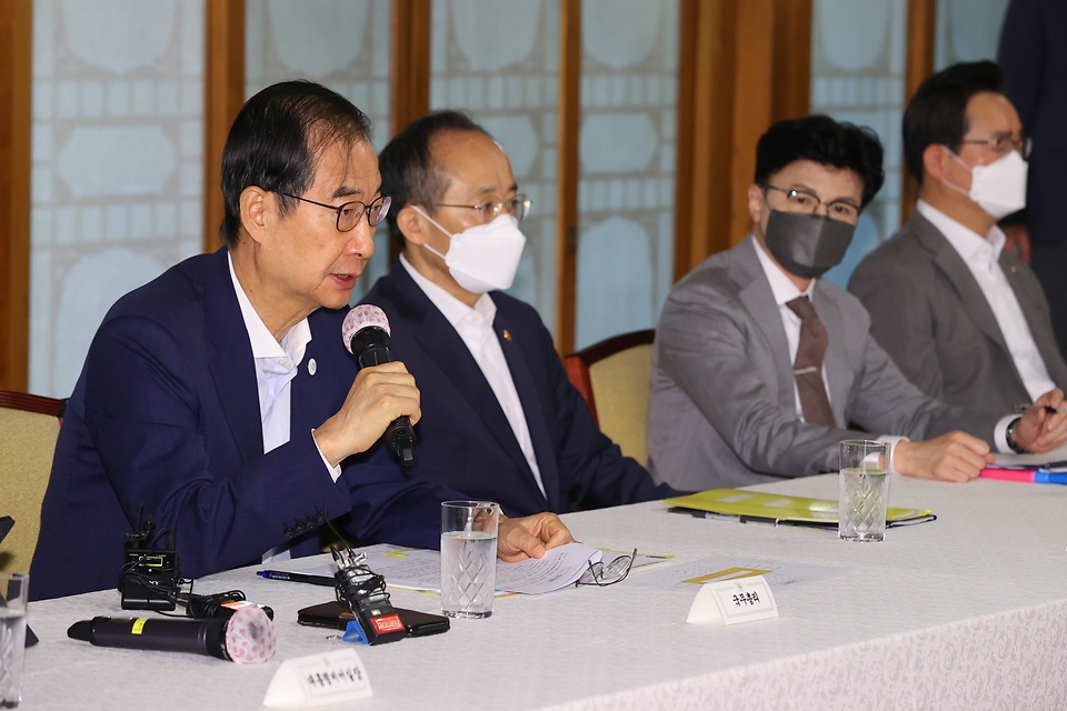 한덕수 국무총리가 25일 서울 종로구 삼청동 총리서울공관에서 열린 고위당정협의회에서 발언을 하고 있다.