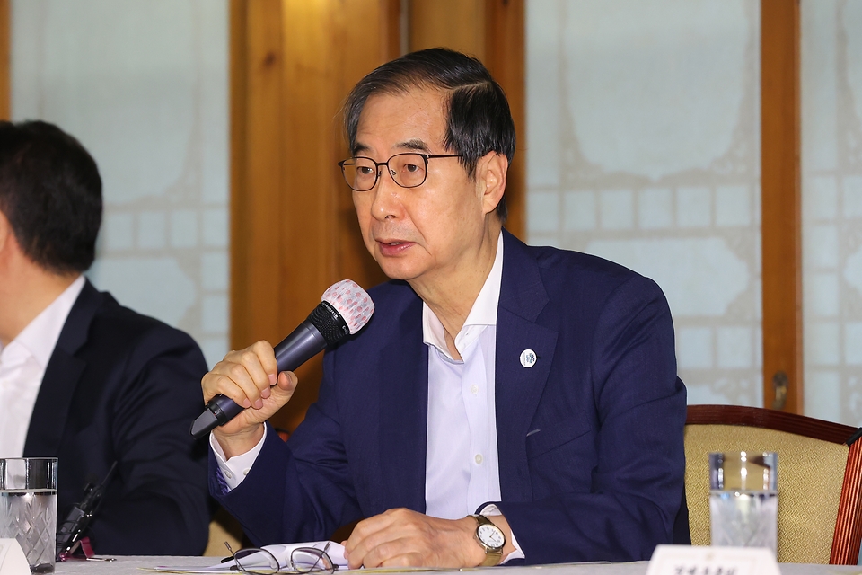 한덕수 국무총리가 25일 서울 종로구 삼청동 총리서울공관에서 열린 고위당정협의회에서 발언을 하고 있다.