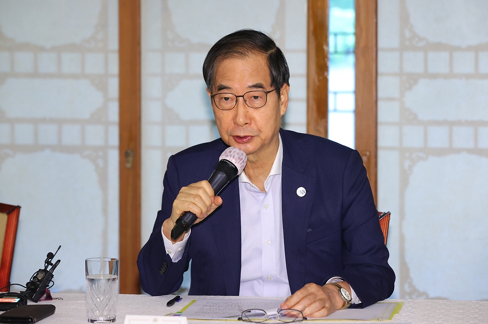 한덕수 국무총리가 25일 서울 종로구 삼청동 총리서울공관에서 열린 고위당정협의회에서 발언을 하고 있다.