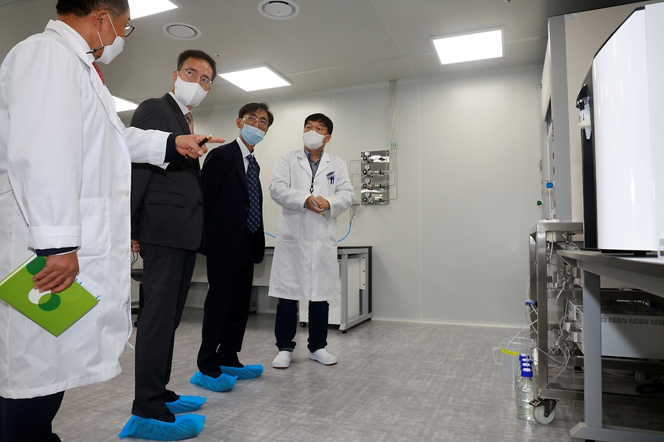 김현준 보건복지부 글로벌백신허브화추진단장이 26일 인천 송도 연세대학교 국제캠퍼스 내 한국형 나이버트 사업단(K-NIBRT) 실습교육센터를 방문, 관계자로부터 교육 시설에 대한 안내를 받고 있다.