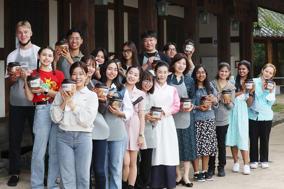 <p>28일 오전 충청남도 아산 외암민속마을에서 열린 ‘2022 외국인 대상 한식 원데이 투어’에서 참가자 및 관계자들이 단체사진을 찍고 있다. 외국인 대상 한식 원데이 투어는 한식 전문가와 함께 한국의 명소에서 다양한 김치와 관련 문화를 체험하는 음식관광 프로그램이다. </p>
<div><br></div>