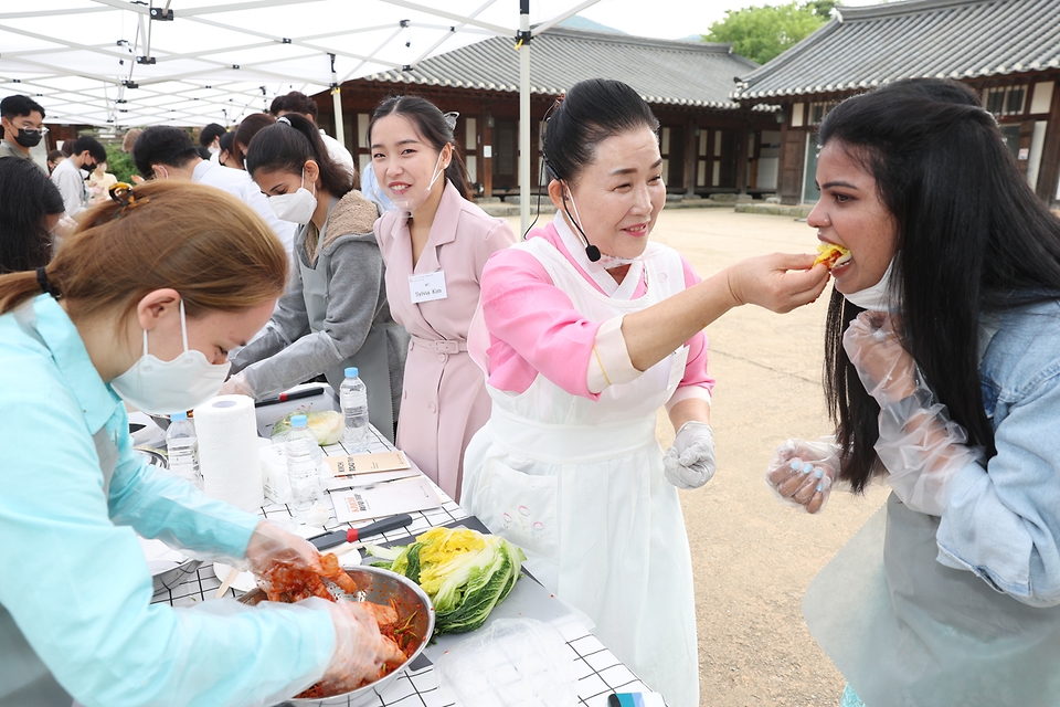 <p>28일 오전 충청남도 아산 외암민속마을에서 열린 ‘2022 외국인 대상 한식 원데이 투어’에서 외국인 참가자들이 포기 김치를 체험하고 있다. 외국인 대상 한식 원데이 투어는 한식 전문가와 함께 한국의 명소에서 다양한 김치와 관련 문화를 체험하는 음식관광 프로그램이다. </p>
<div><br></div>