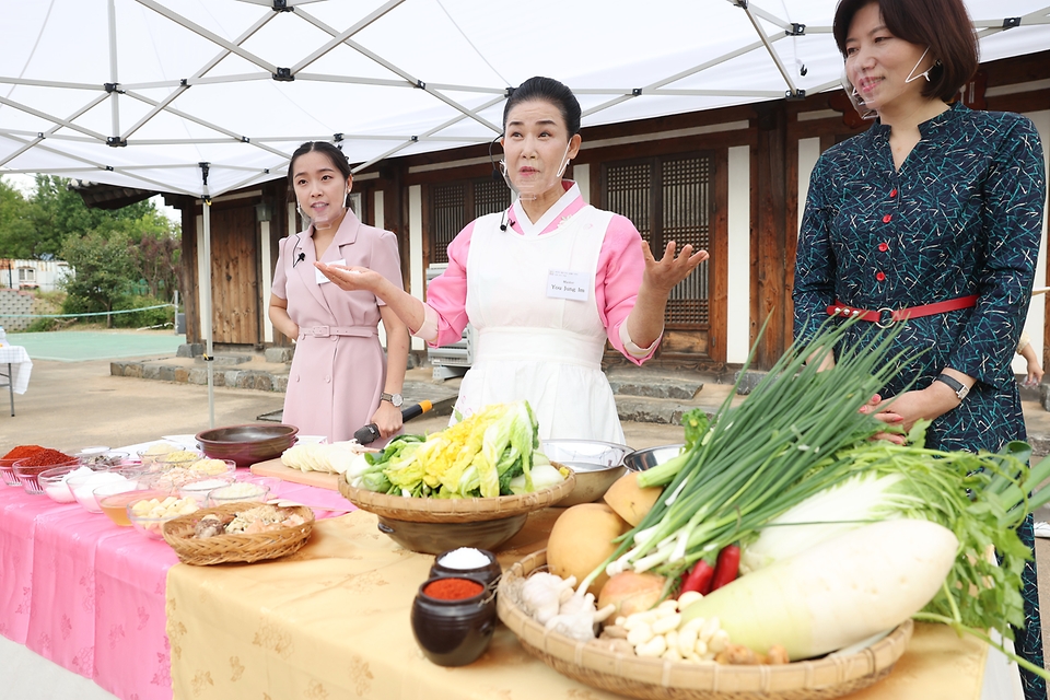 <p>28일 오전 충청남도 아산 외암민속마을에서 열린 ‘2022 외국인 대상 한식 원데이 투어’에서 김치 명인 유정임 강사가 경기도식 포기김치를 시연하고 있다. 외국인 대상 한식 원데이 투어는 한식 전문가와 함께 한국의 명소에서 다양한 김치와 관련 문화를 체험하는 음식관광 프로그램이다. </p>
<div><br></div>