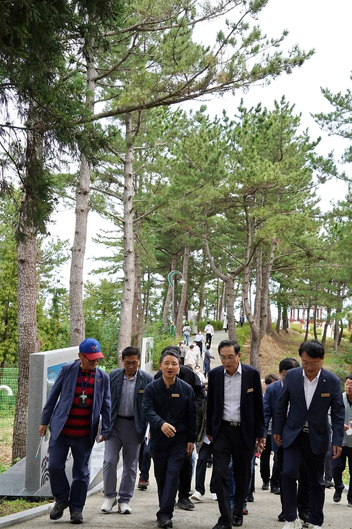 남성현 산림청장이 28일 경북 울진군 망양정에서 열린 ‘동서트레일’ 조성 사업 착수행사에 참석해 관동팔경 이야기길을 걷고 있다.