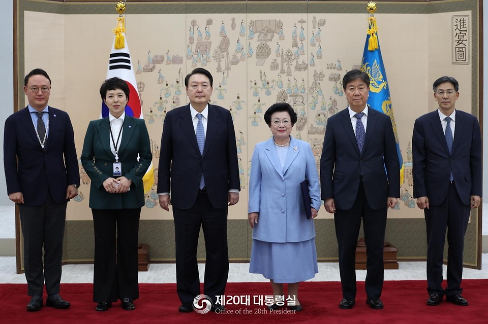 윤석열 대통령이 27일 서울 용산구 대통령실 청사에서 이배용 국가교육위원회 위원장에게 임명장을 수여한 후 기념촬영을 하고 있다. 왼쪽부터 안상훈 사회수석, 김은혜 홍보수석, 윤석열 대통령, 이배용 위원장, 김대기 비서실장, 복두규 인사기획관.