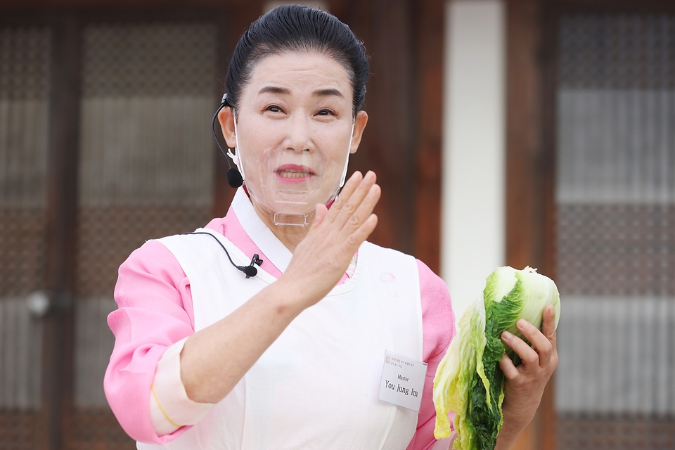 <p>28일 오전 충청남도 아산 외암민속마을에서 열린 ‘2022 외국인 대상 한식 원데이 투어’에서 김치 명인 유정임 강사가 경기도식 포기김치를 시연하고 있다. 외국인 대상 한식 원데이 투어는 한식 전문가와 함께 한국의 명소에서 다양한 김치와 관련 문화를 체험하는 음식관광 프로그램이다. </p>
<div><br></div>