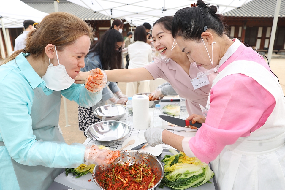 <p>28일 오전 충청남도 아산 외암민속마을에서 열린 ‘2022 외국인 대상 한식 원데이 투어’에서 외국인 참가자들이 포기 김치를 체험하고 있다. 외국인 대상 한식 원데이 투어는 한식 전문가와 함께 한국의 명소에서 다양한 김치와 관련 문화를 체험하는 음식관광 프로그램이다. </p>
<div><br></div>