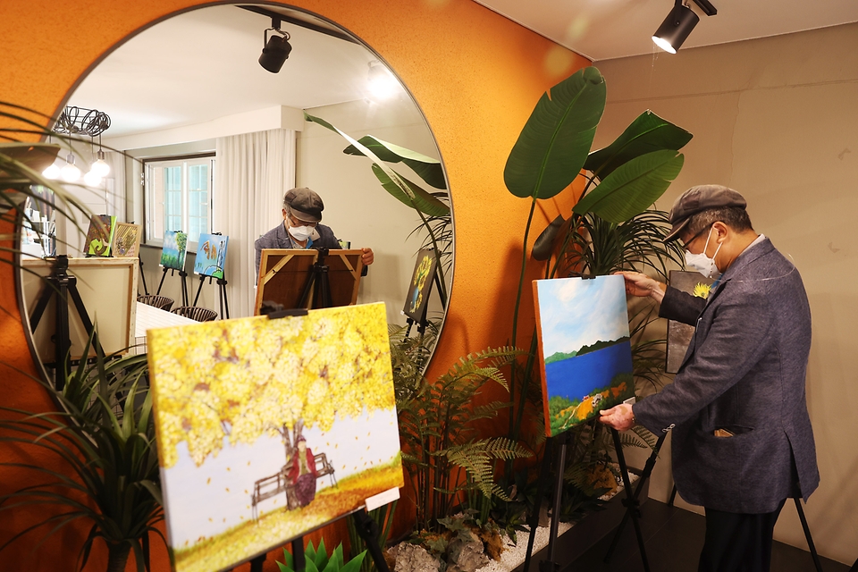 <p>29일 오전 서울 용산공원 개방 부지에 마련된 문화상회 반짝매장(팝업스토어)에서 한 장애예술인이 작품을 진열하고 있다. (사)한국장애인미술협회와 함께 하는 하모니 전시회는 장애예술인 작가 30인의 작품을 만날 수 있다.</p>