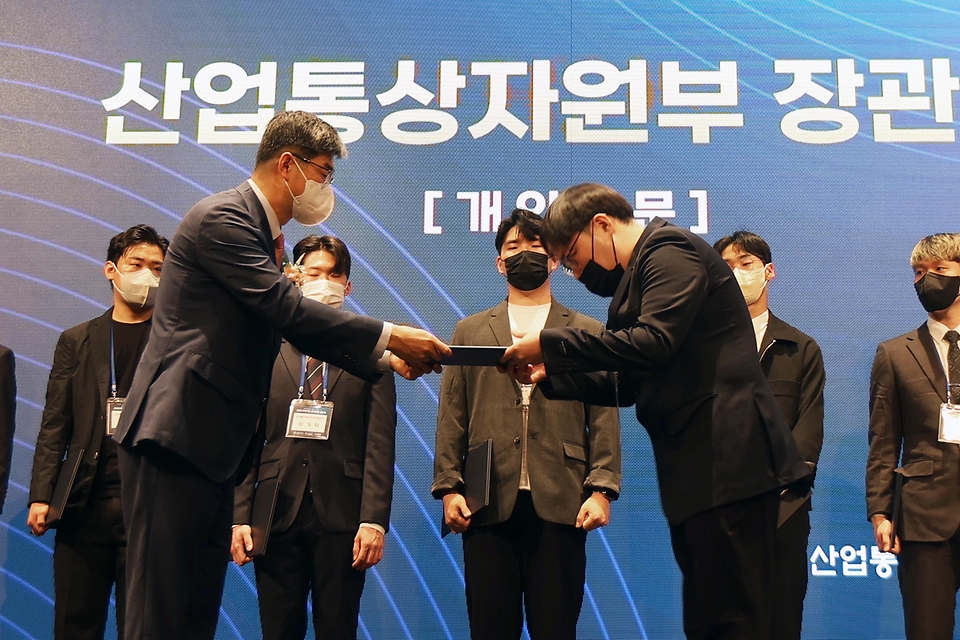 이경호 산업통상자원부 소재부품장비협력관이 28일 서울 양재동 엘타워 오르체홀에서 열린 ‘2022년 뿌리기술 경기대회 시상식’에서 수상자들에게 정부표창을 수여하고 있다.