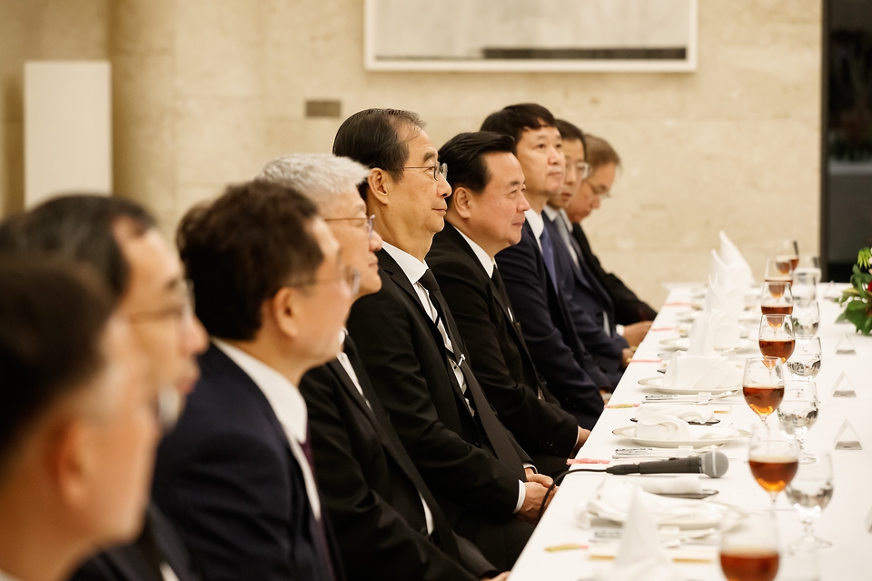 한덕수 국무총리가 27일 일본 도쿄 주일 한국 대사관저에서 열린 동포대표 초청 만찬 간담회에 참석하고 있다.