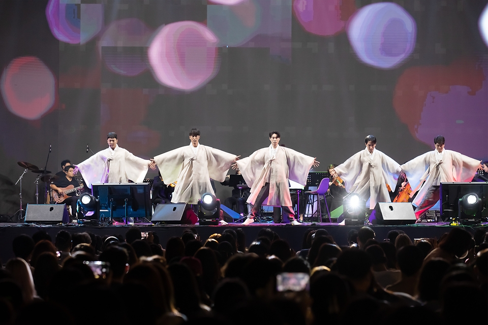 <p>1일 오후 서울 광화문 광장에서 열린 ‘2022 한국문화축제’ 개막제에서 K드라마와 OST를 주제로 한 갈라쇼와 토크 콘서트가 열리고 있다. </p>