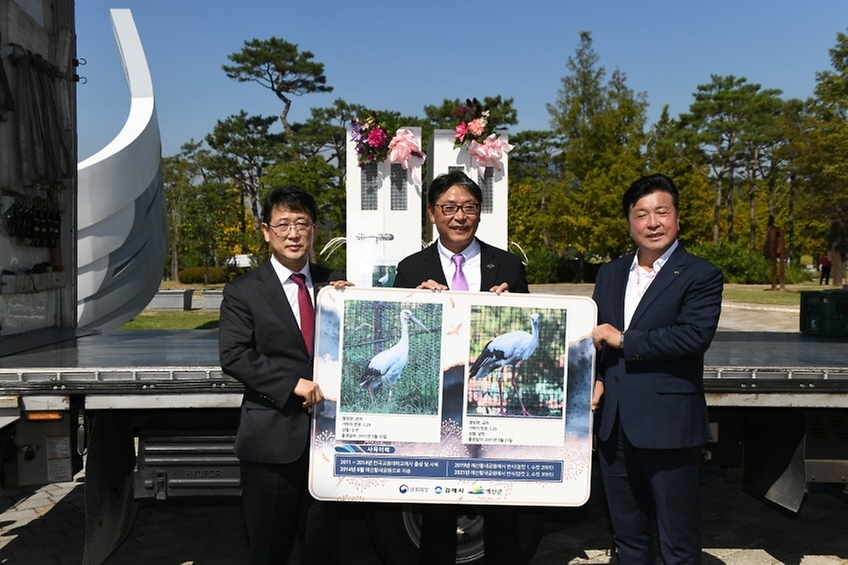 최응천 문화재청장이 30일 충남 예산군 예산황새공원에서 김해시, 청주시, 서산시, 예산군과 황새 보호 및 서식지 개선 협약을 체결, 황새 부부 3쌍을 각 지역 방사장으로 인계한 뒤 기념촬영을 하고 있다. 왼쪽부터 최응천 문화재청장, 홍태용 김해시장, 최재구 예산군수.