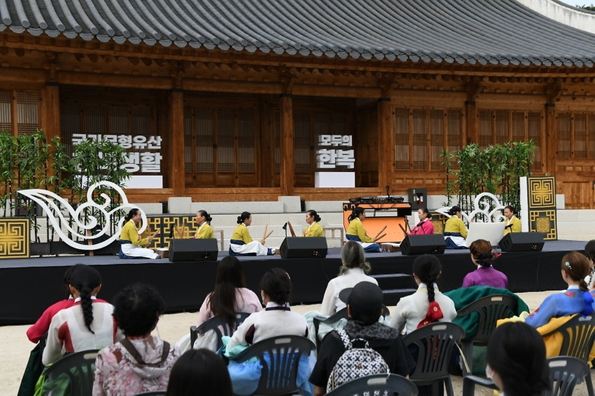 1일 서울 종로구 경복궁 흥복전에서 열린 ‘한복생활’ 국가무형문화재 지정 기념행사에서 문경새재아리랑보존회의 ‘다듬이아리랑’ 공연이 진행되고 있다.