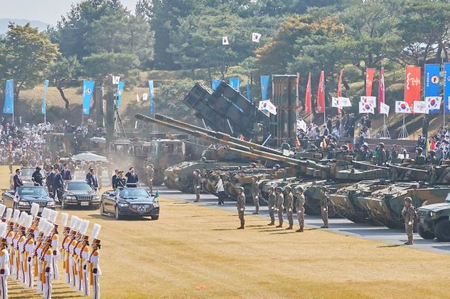 윤석열 대통령이 1일 충남 계룡대 대연병장에서 열린 ‘제74주년 국군의 날’ 기념식에서 사열하고 있다. ‘튼튼한 국방, 과학기술 강군’을 주제로 진행된 행사는 강한 국군의 위용을 과시하고, 미래 과학기술 강군으로 도약하고자 하는 강력한 의지를 드러내는 자리였다. (출처=국방일보)