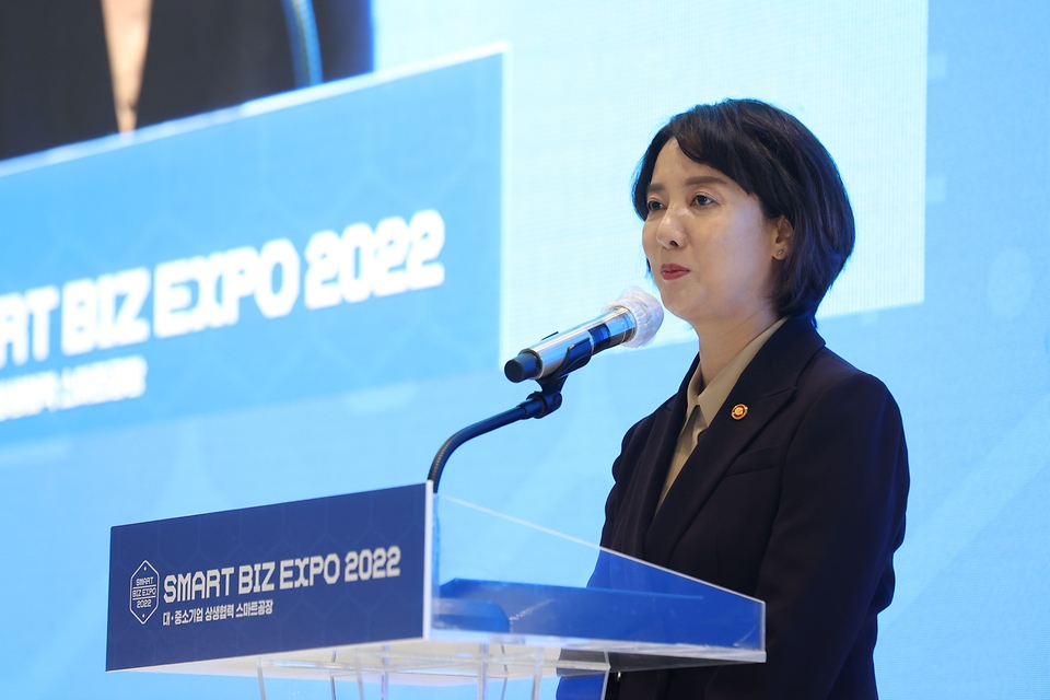 이영 중소벤처기업부 장관이 4일 서울 강남구 코엑스에서 열린 ‘2022 스마트비즈엑스포’ 개막식에서 격려사를 하고 있다.