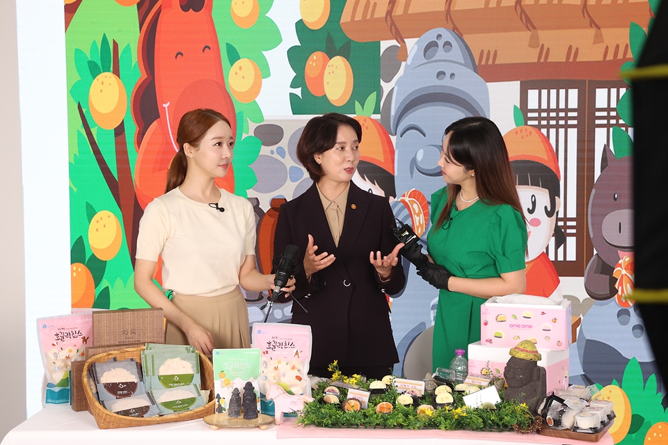 이영 중소벤처기업부 장관이 4일 서울 강남구 코엑스에서 열린 ‘2022 스마트비즈엑스포’에 참석해 라이브커머스에 참여하고 있다.