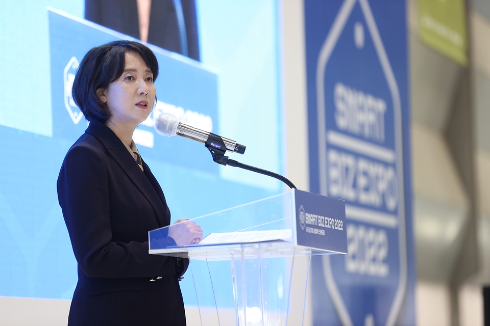 이영 중소벤처기업부 장관이 4일 서울 강남구 코엑스에서 열린 ‘2022 스마트비즈엑스포’ 개막식에서 격려사를 하고 있다.