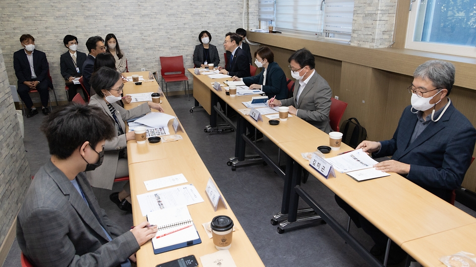 12일 서울 마포구 마포시니어클럽에서 조규홍 보건복지부 장관이 참석한 가운데 현장 간담회가 진행되고 있다.
