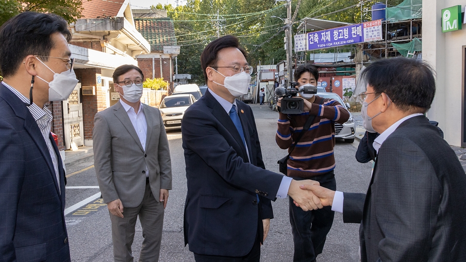 조규홍 보건복지부 장관이 12일 노인일자리 수행기관인 서울 마포구 마포시니어클럽을 방문해 관계자와 인사를 나누고 있다.