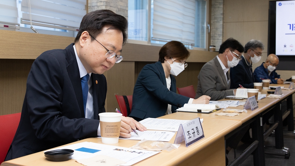 조규홍 보건복지부 장관이 12일 노인일자리 수행기관인 서울 마포구 마포시니어클럽을 방문, 현장 관계자들과의 간담회에서 현장 의견을 청취하고 있다.