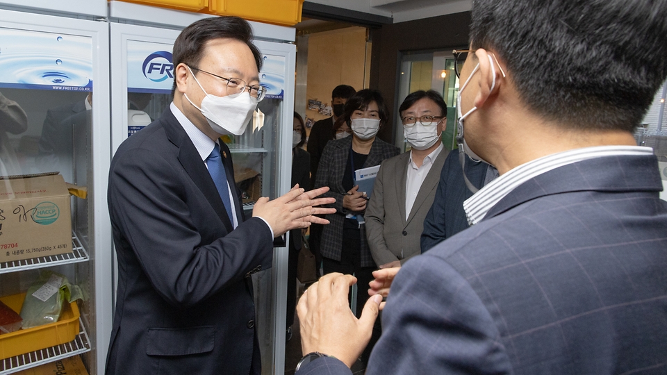 조규홍 보건복지부 장관이 12일 노인일자리 수행기관인 서울 마포구 마포시니어클럽을 방문, 관계자에게 어르신들이 운영하는 카페·식료품 제조 사업단에 대한 설명을 듣고 있다.