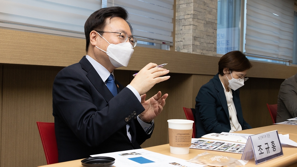 조규홍 보건복지부 장관이 12일 노인일자리 수행기관인 서울 마포구 마포시니어클럽을 방문, 현장 관계자들과의 간담회에서 종사자들을 격려하고 있다.