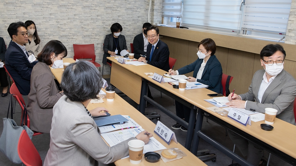 12일 서울 마포구 마포시니어클럽에서 조규홍 보건복지부 장관이 참석한 가운데 현장 간담회가 진행되고 있다.
