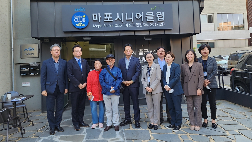 조규홍 보건복지부 장관이 12일 노인일자리 수행기관인 서울 마포구 마포시니어클럽을 방문해 관계자들과 기념촬영을 하고 있다.
