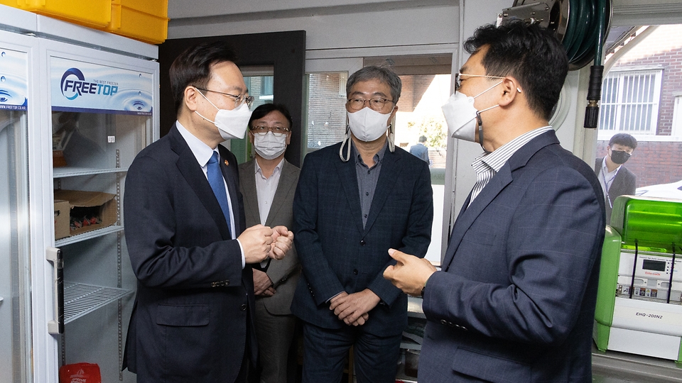조규홍 보건복지부 장관이 12일 노인일자리 수행기관인 서울 마포구 마포시니어클럽을 방문, 관계자에게 어르신들이 운영하는 카페·식료품 제조 사업단에 대한 설명을 듣고 있다.