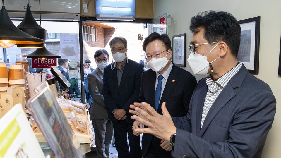 조규홍 보건복지부 장관이 12일 노인일자리 수행기관인 서울 마포구 마포시니어클럽을 방문, 관계자에게 어르신들이 운영하는 카페·식료품 제조 사업단에 대한 설명을 듣고 있다.