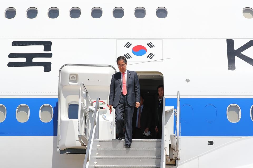 한덕수 국무총리가 12일(현지시간) 우루과이 몬테비데오 공항 공군기지에 도착해 공군1호기에서 내리고 있다.