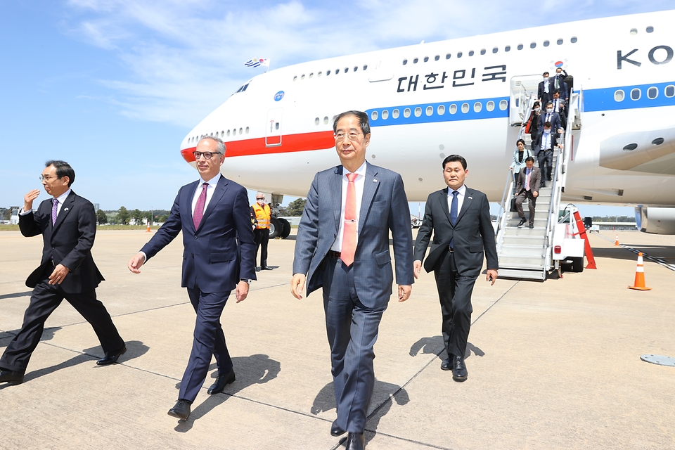 한덕수 국무총리가 12일(현지시간) 우루과이 몬테비데오 공항 공군기지에 도착해 이동하고 있다.