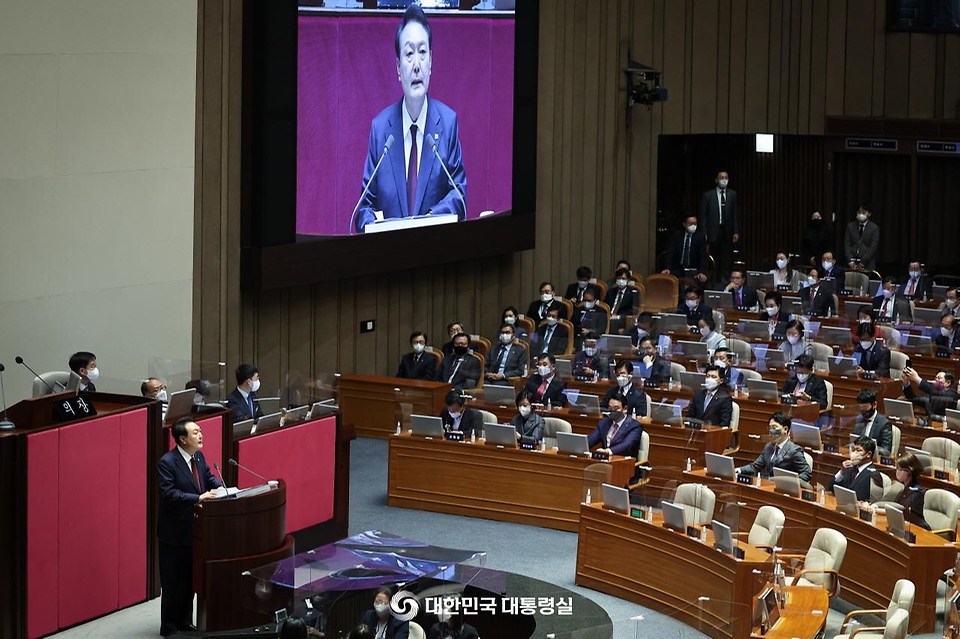 윤석열 대통령이 25일 서울 여의도 국회 본회의장에서 2023년도 예산안 및 기금운용계획안에 대한 시정연설을 하고 있다.
