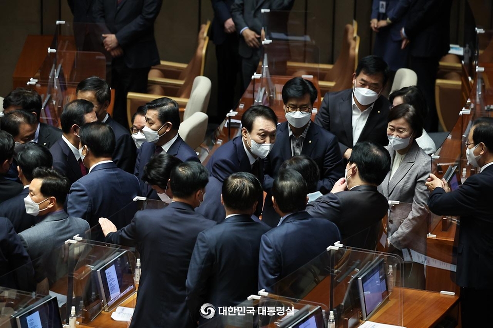윤석열 대통령이 25일 서울 여의도 국회 본회의장에서 2023년도 예산안 및 기금운용계획안에 대한 시정연설을 마친 뒤 참석자들과 대화를 하고 있다.