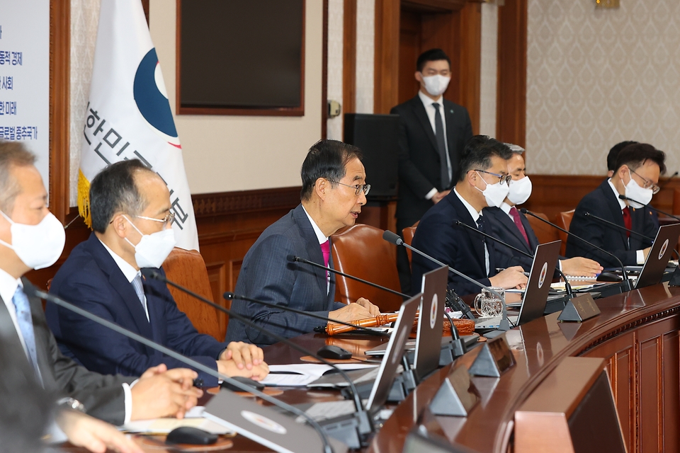한덕수 국무총리가 25일 서울 세종로 정부서울청사에서 열린 국무회의를 주재하고 있다.