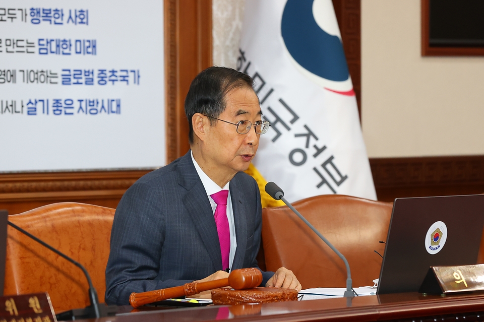 한덕수 국무총리가 25일 서울 세종로 정부서울청사에서 열린 국무회의에서 모두발언을 하고 있다.