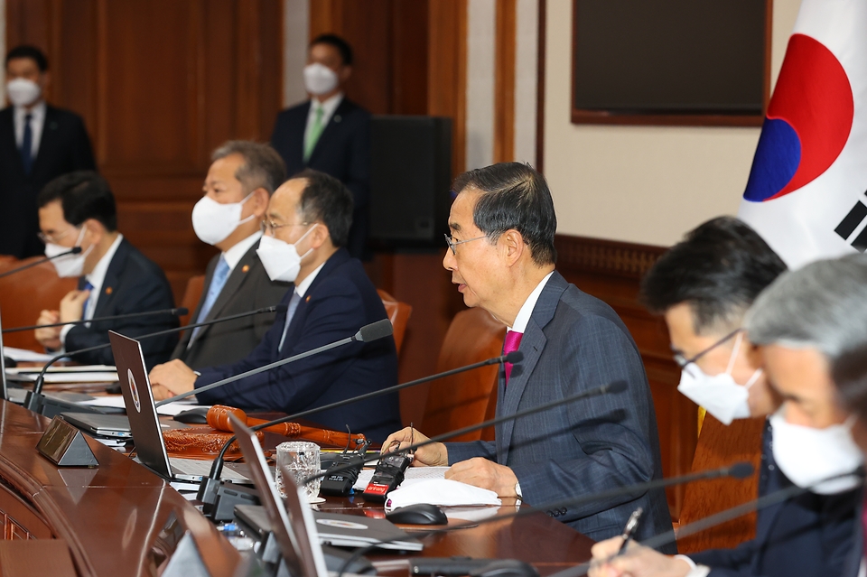 한덕수 국무총리가 25일 서울 세종로 정부서울청사에서 열린 국무회의를 주재하고 있다.