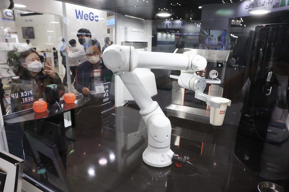 <p>다양한 분야의 로봇 신기술을 선보이는 ‘2022 로보월드’가 열리고 있다. 27일 오후 경기 고양시 킨텍스에서 열린 ‘2022 로보월드’에 로봇이 커피를 내리고 있다.  </p>
<div><br></div>