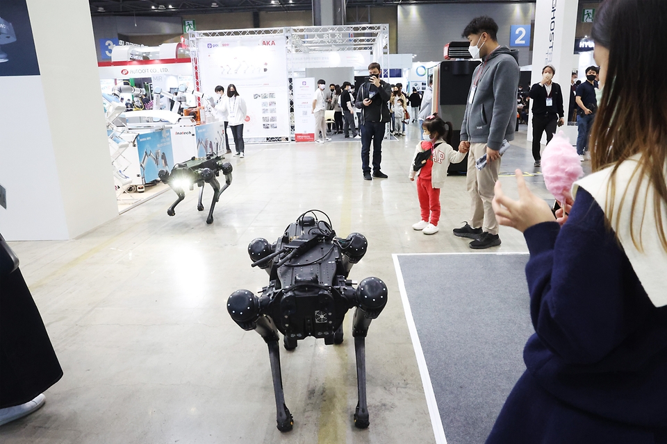 <p>다양한 분야의 로봇 신기술을 선보이는 ‘2022 로보월드’가 열리고 있다. 27일 오후 경기 고양시 킨텍스에서 열린 ‘2022 로보월드’에서 경비로봇이 관람객들을 맞이하고 있다. </p>
<div><br></div>