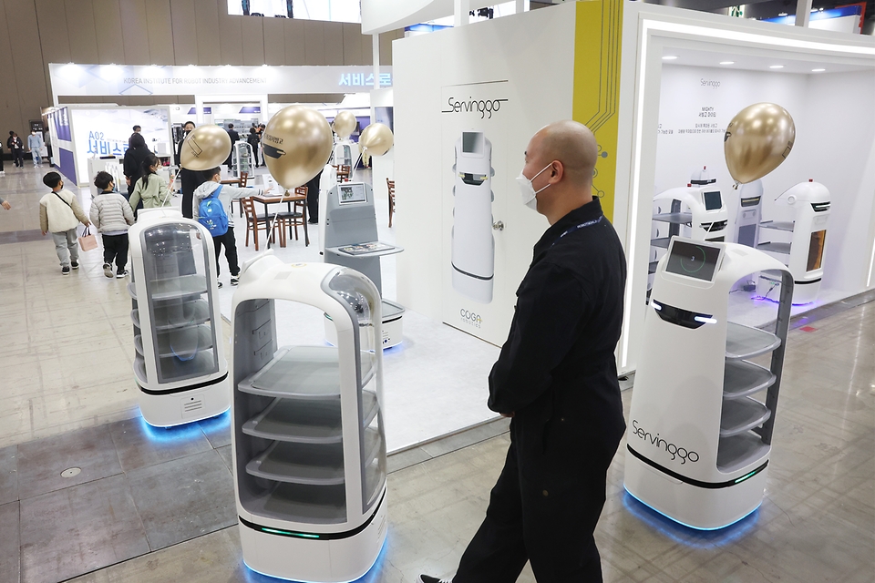 <p>다양한 분야의 로봇 신기술을 선보이는 ‘2022 로보월드’가 열리고 있다. 27일 오후 경기 고양시 킨텍스에서 열린 ‘2022 로보월드’에 서비스 로봇이 전시돼 있다. </p>
<div><br></div>