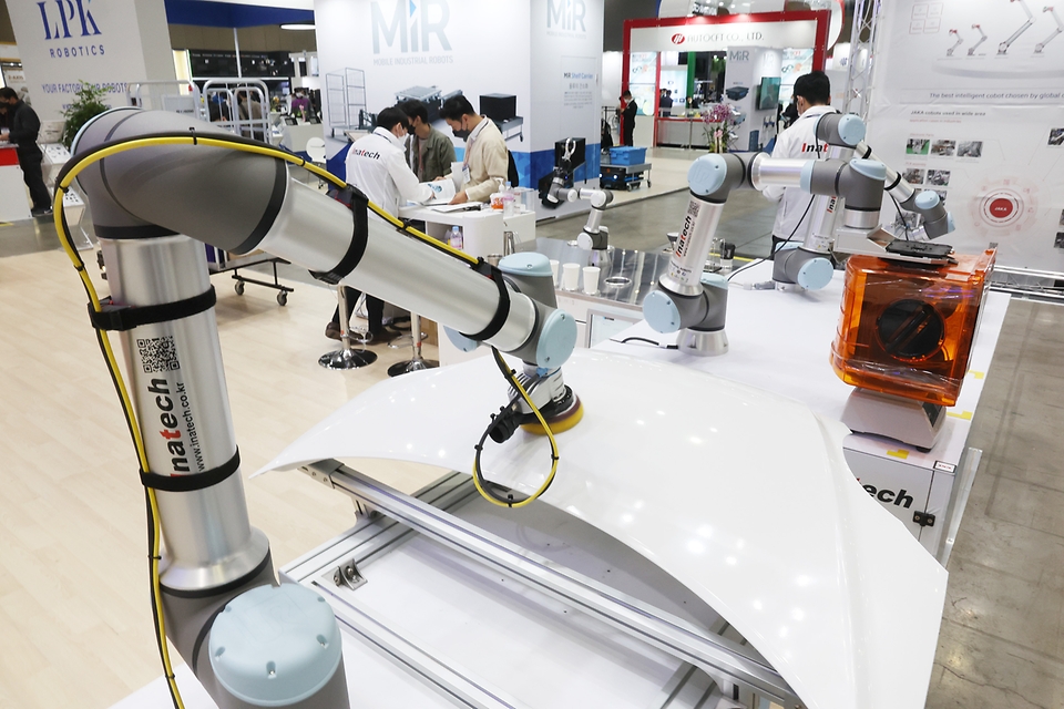 <p>다양한 분야의 로봇 신기술을 선보이는 ‘2022 로보월드’가 열리고 있다. 27일 오후 경기 고양시 킨텍스에서 열린 ‘2022 로보월드’에 다양한 신기술 로봇이 전시돼 있다. </p>
<div><br></div>