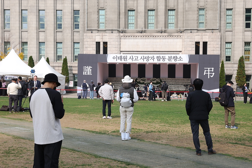 <p>1일 오후 서울 중구 서울시청 앞 서울광장에 마련된&nbsp;이태원 사고 사망자 합동 분향소에서 시민들이 조문을 하고 있다.&nbsp;</p>