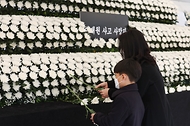 이어지는 추모 발길 사진 8