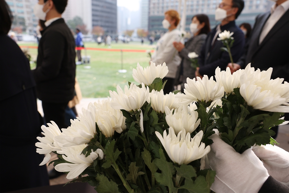 <p>1일 오후 서울 중구 서울시청 앞 서울광장에 마련된&nbsp;이태원 사고 사망자 합동 분향소에서 시민들이 조문을 하고 있다.&nbsp;</p>