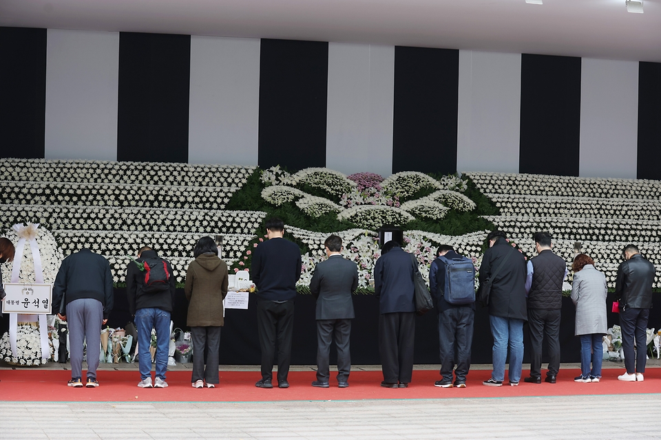 <p>1일 오후 서울 중구 서울시청 앞 서울광장에 마련된&nbsp;이태원 사고 사망자 합동 분향소에서 시민들이 조문을 하고 있다.&nbsp;</p>
