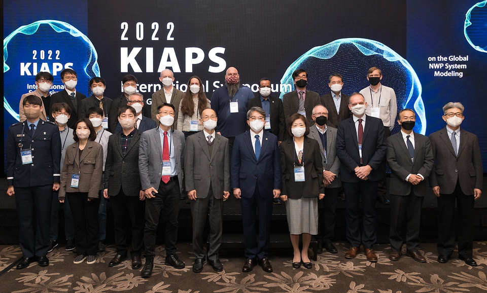 14일부터 16일까지 여의도 콘래드 서울호텔에서 열리는 ‘2022 차세대수치예보모델개발사업단 국제 학술 토론회’에서 유희동 기상청장을 비롯한 참석자들이 기념촬영을 하고 있다.