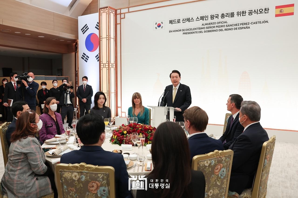 윤석열 대통령이 18일 용산 대통령실에서 열린 페드로 산체스 스페인 총리를 위한 공식 오찬에서 인사말을 하고 있다. 