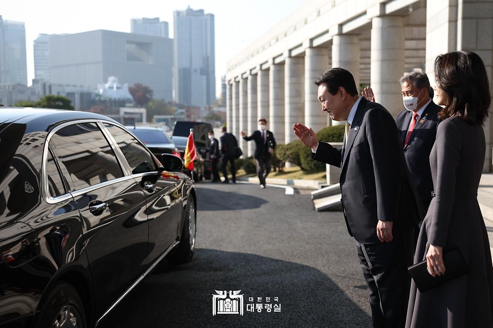 윤석열 대통령과 김건희 여사가 18일 서울 용산구 대통령실 청사에서 페드로 산체스 스페인 총리를 배웅하고 있다.