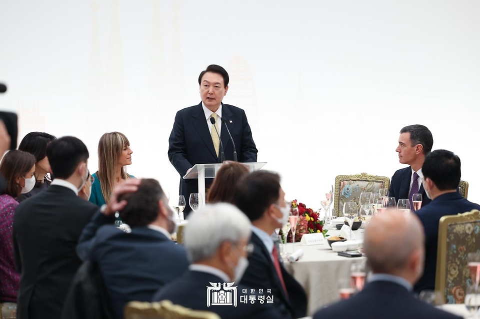 윤석열 대통령이 18일 서울 용산구 대통령실 청사에서 열린 페드로 산체스 스페인 총리를 위한 공식 오찬에서 인사말을 하고 있다.